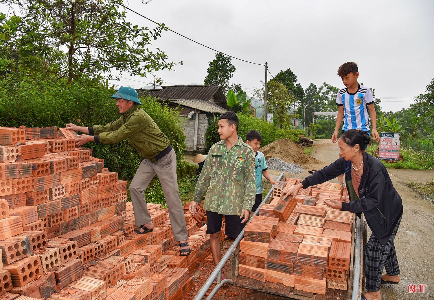 Người cán bộ thôn 18 năm “vác tù và hàng tổng” nơi biên ải Hà Tĩnh