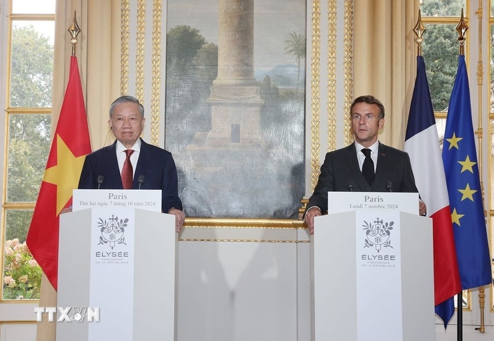 General Secretary and President To Lam and French President Emmanuel Macron hold a joint press conference. (Photo: Tri Dung/VNA)