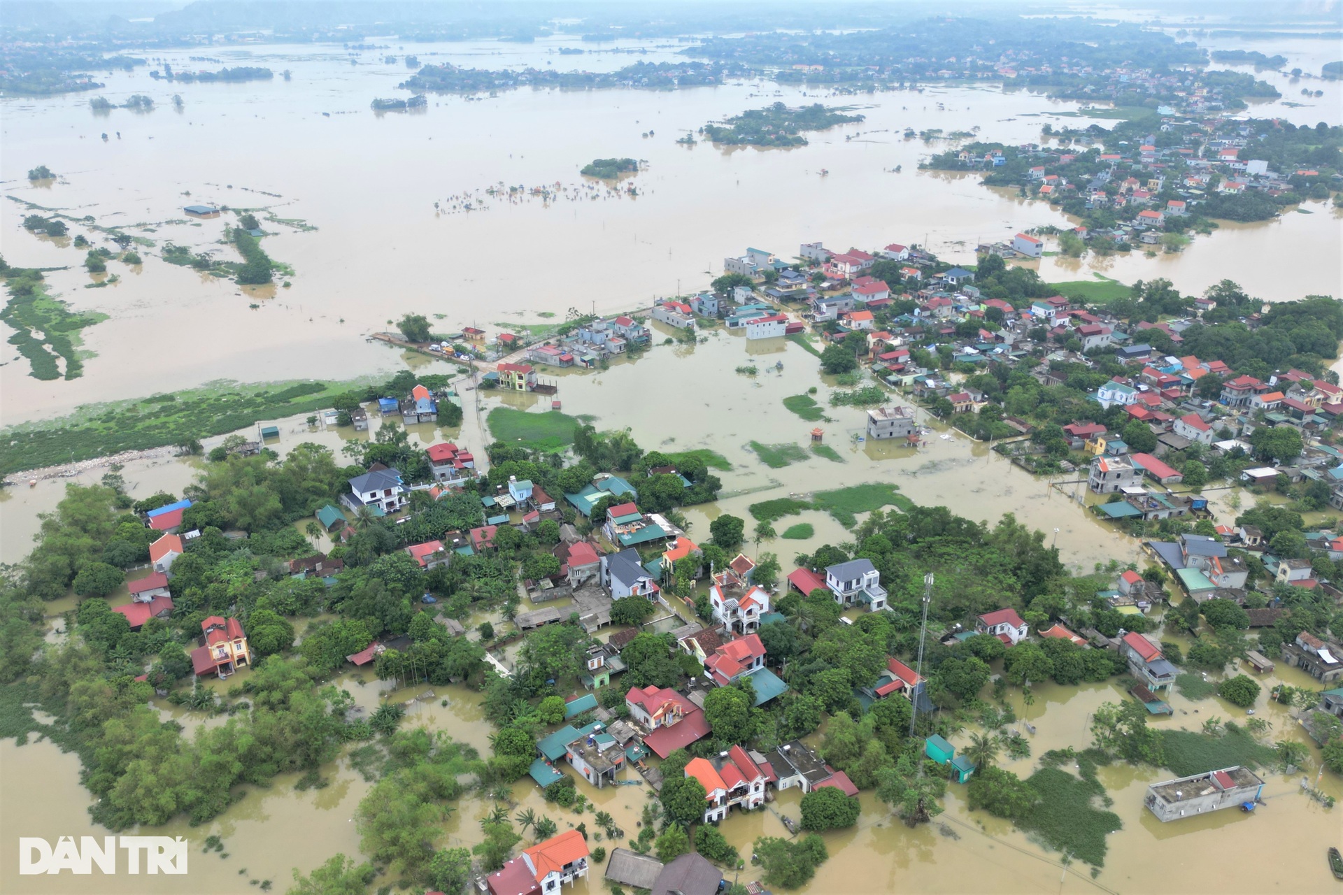 Cảnh sống trên thuyền, ngủ mái nhà ở rốn lũ sông Hoàng Long - 1