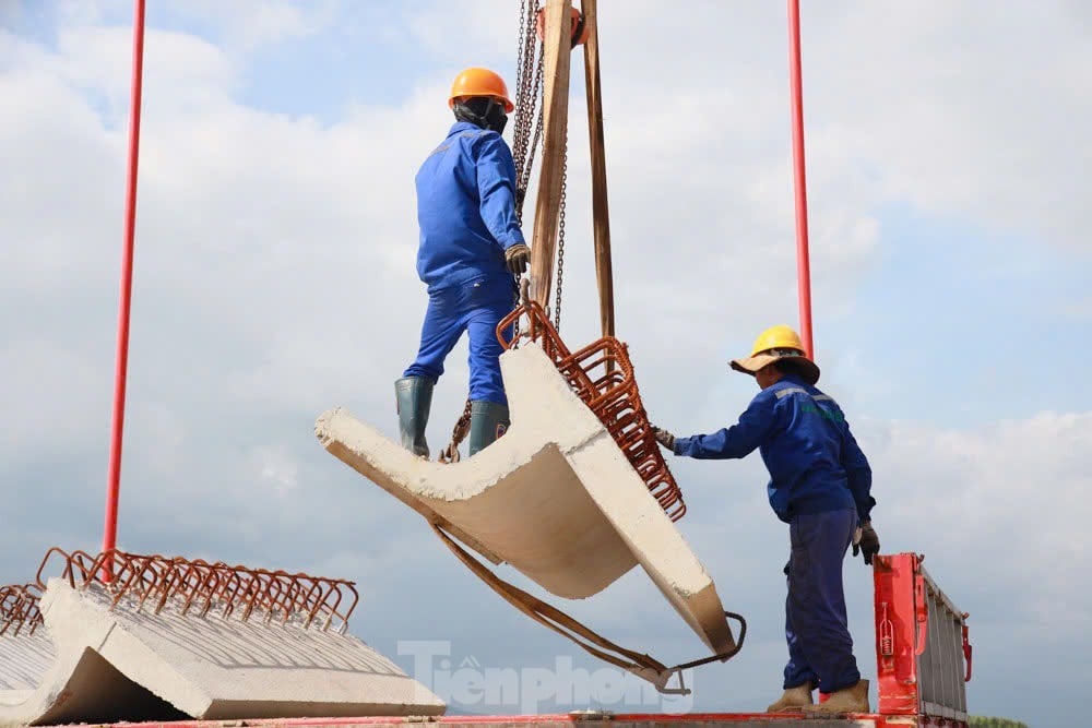 Hình hài cầu vòm thép đầu tiên ở Quảng Ngãi sẵn sàng thông xe vào cuối năm ảnh 19