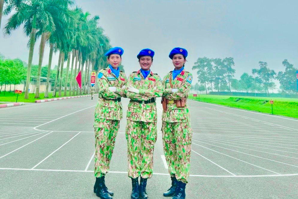 Las "rosas" de Hai Duong en el campo de entrenamiento preparándose para celebrar la victoria de Dien Bien Phu