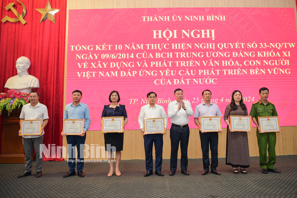 El Comité del Partido del Distrito de Gia Vien, del Comité del Partido de la ciudad de Ninh Binh, resume los 10 años de implementación de la Resolución n.º 33NQTW del Comité Central del Partido.