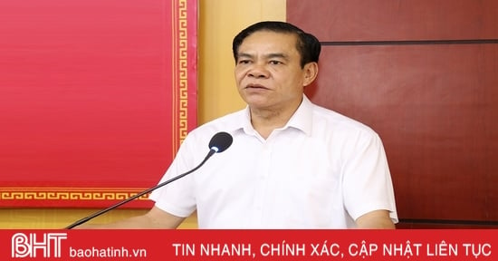 Chairman of the Provincial People's Committee met and had a dialogue with businesses on October 12