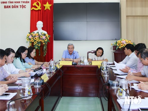 Die Monitoringdelegation des Komitees der Vietnamesischen Vaterländischen Front der Provinz arbeitete mit dem Ethnischen Komitee der Provinz zusammen