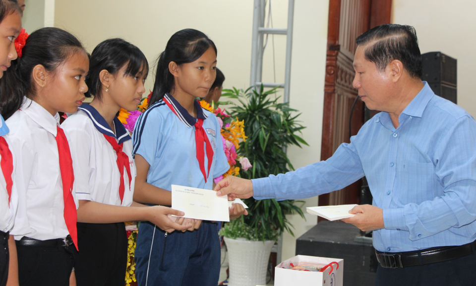 Thứ trưởng Bộ Lao động, Thương binh và Xã hội tặng quà trẻ em khó khăn huyện Thủ Thừa