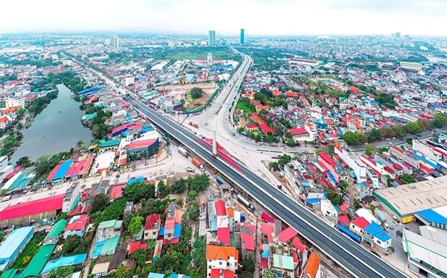 La ville se concentre sur les investissements publics pour achever l'échangeur à niveaux séparés à l'intersection de Ton Duc Thang - Mang Nuoc - Route nationale 5. Photo : Hong Phong