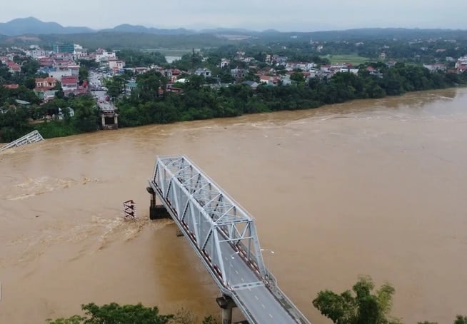 Estado actual del puente Phong Chau en la Carretera Nacional 2C.