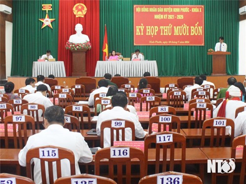 Der Volksrat des Distrikts Ninh Phuoc hält eine Halbjahressitzung ab