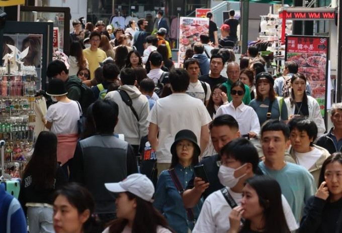 Đông đảo du khách trên phố Myeongdong, Seoul hôm 1/5. Ảnh: Yonhap