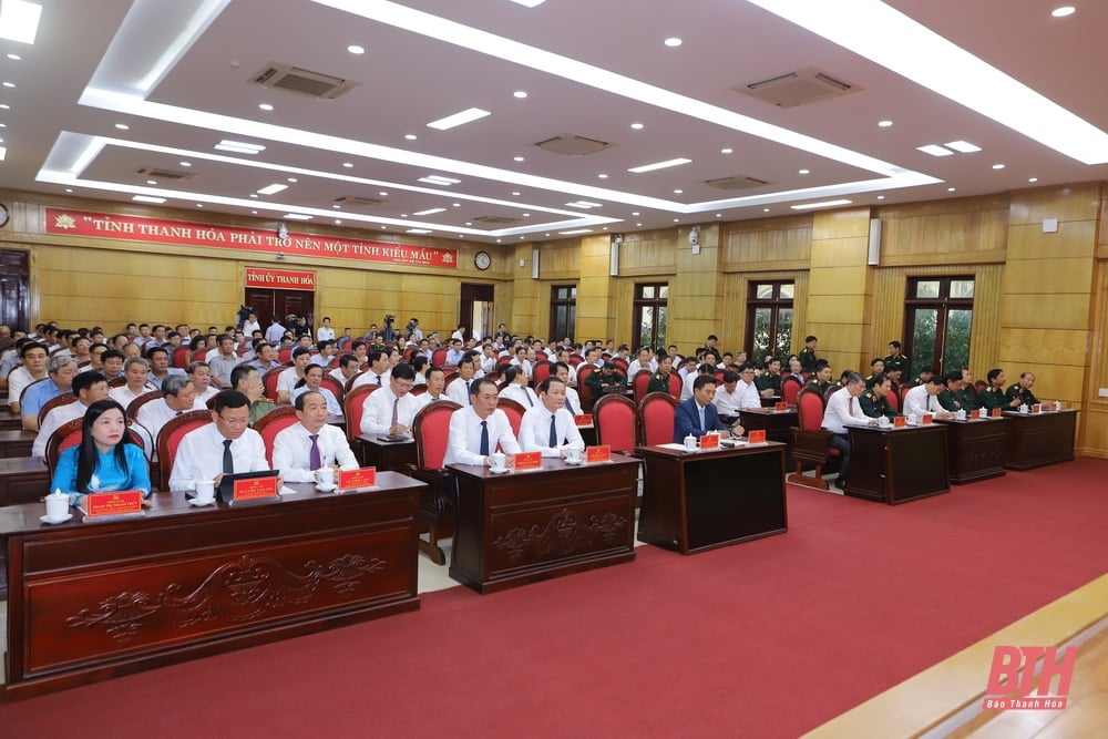 Images at the conference announcing the Politburo's decision to appoint Senior Lieutenant General Nguyen Doan Anh to hold the position of Secretary of Thanh Hoa Provincial Party Committee