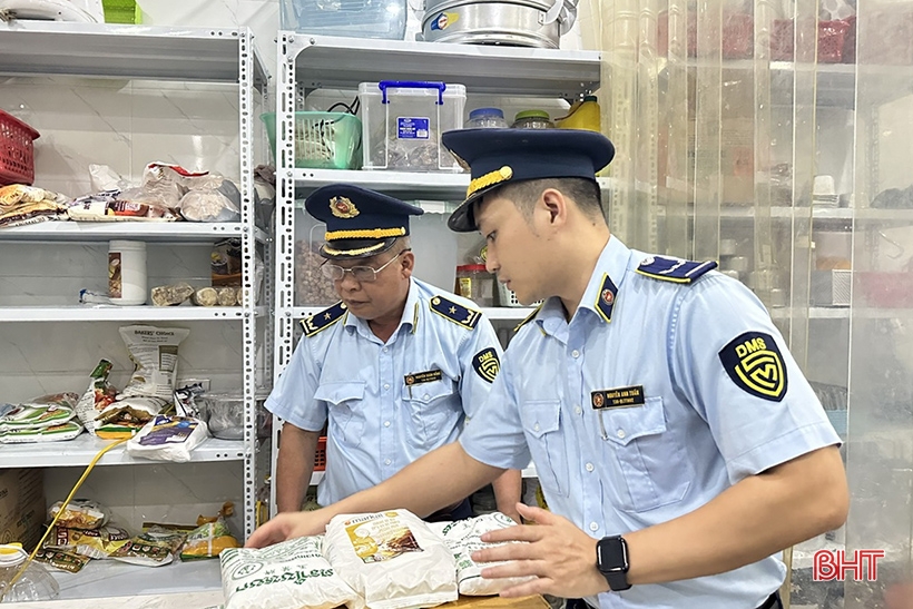 El equipo de gestión del mercado central de Ha Tinh se ocupa de 72 infracciones de seguridad alimentaria