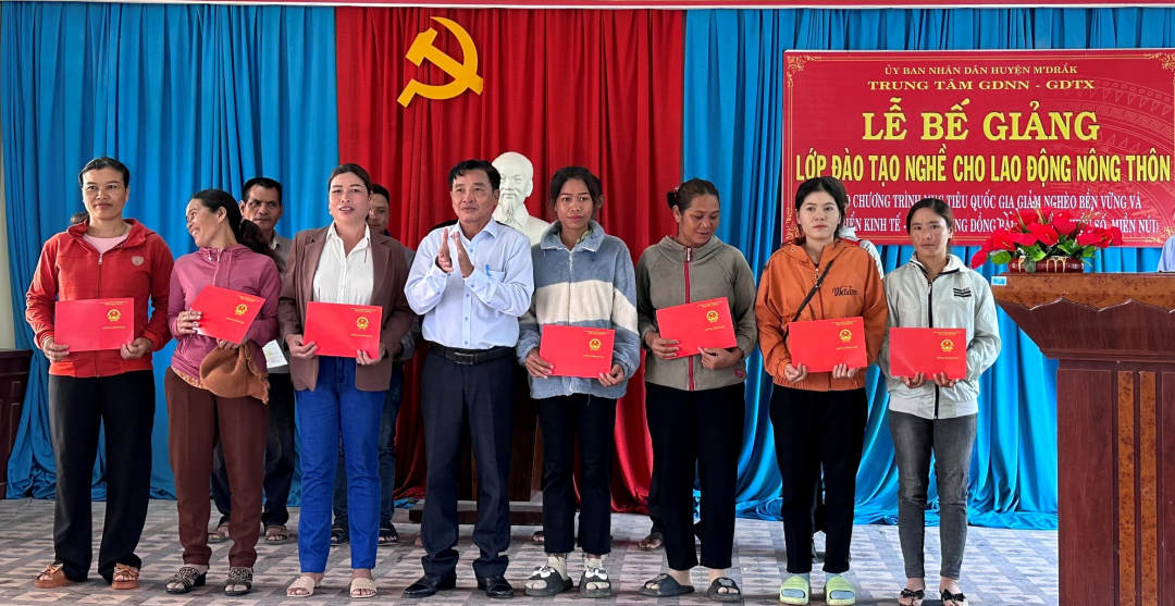 Representantes del Centro de Educación Profesional - Educación Continua del distrito de M'Drắk entregaron certificados a los estudiantes.