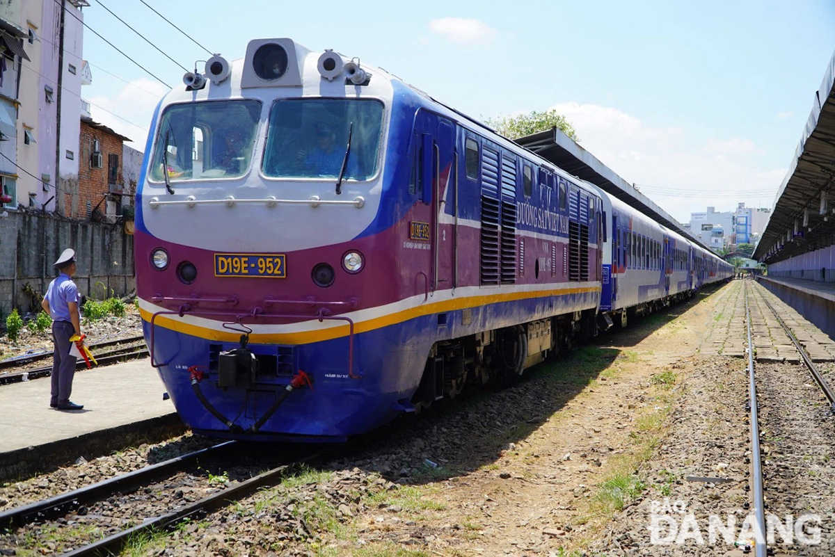 The railway has just announced an increase in transfers and a reduction in ticket prices during the 2024 summer peak season. (in the photo of the high-quality train from Da Nang to Saigon). Photo: THANH LAN