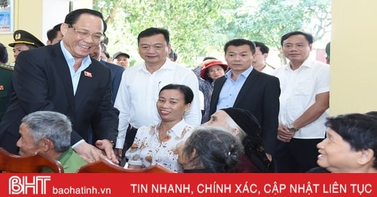 Vice Chairman of the National Assembly wishes a happy new year to people, officers and soldiers in Ha Tinh