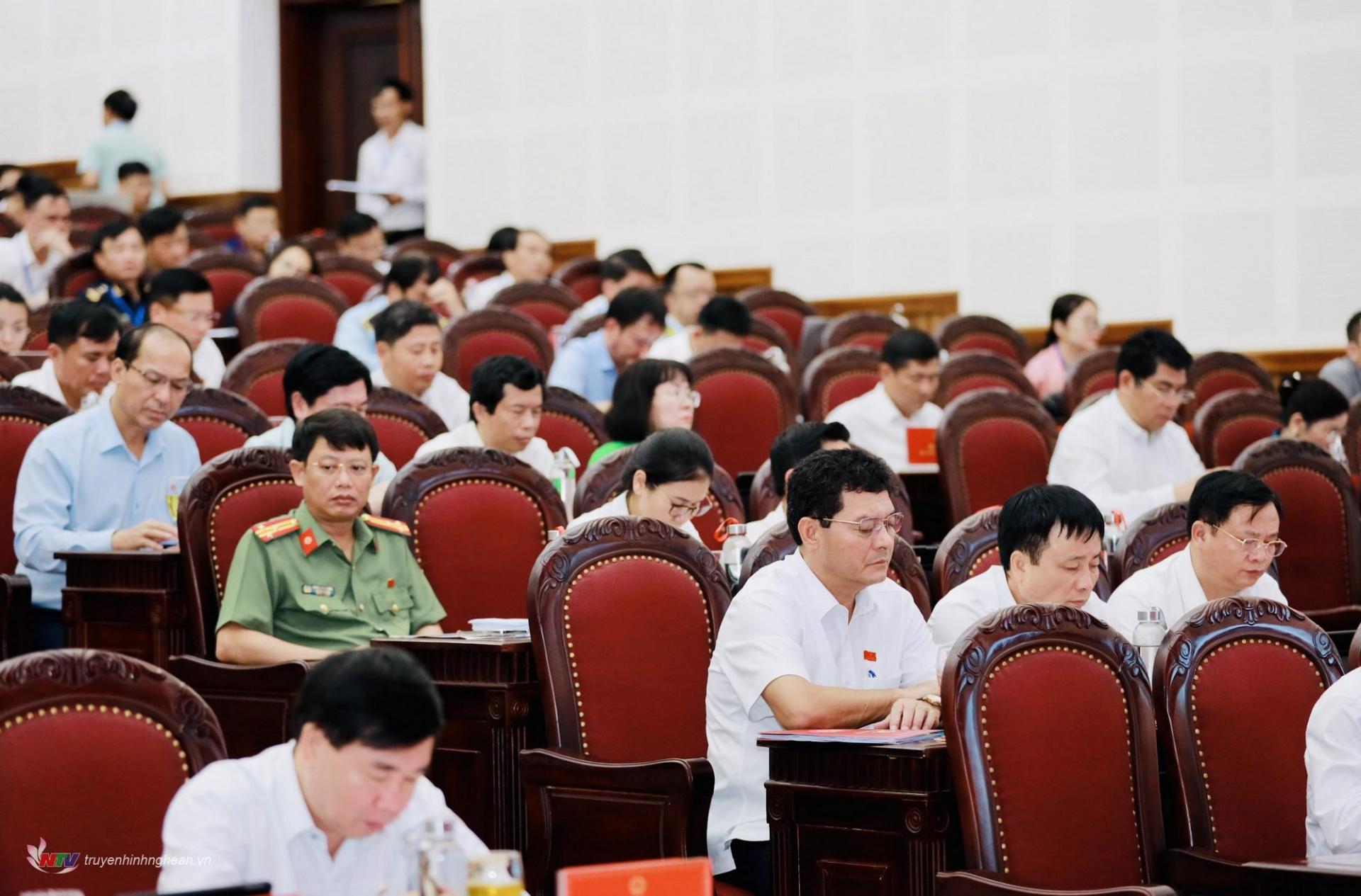 Provincial People's Council delegates attending the meeting.