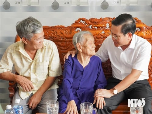 Comrade Pham Van Hau, Standing Deputy Secretary of the Provincial Party Committee, Chairman of the Provincial People's Council visited and presented gifts to Vietnamese Heroic Mothers.