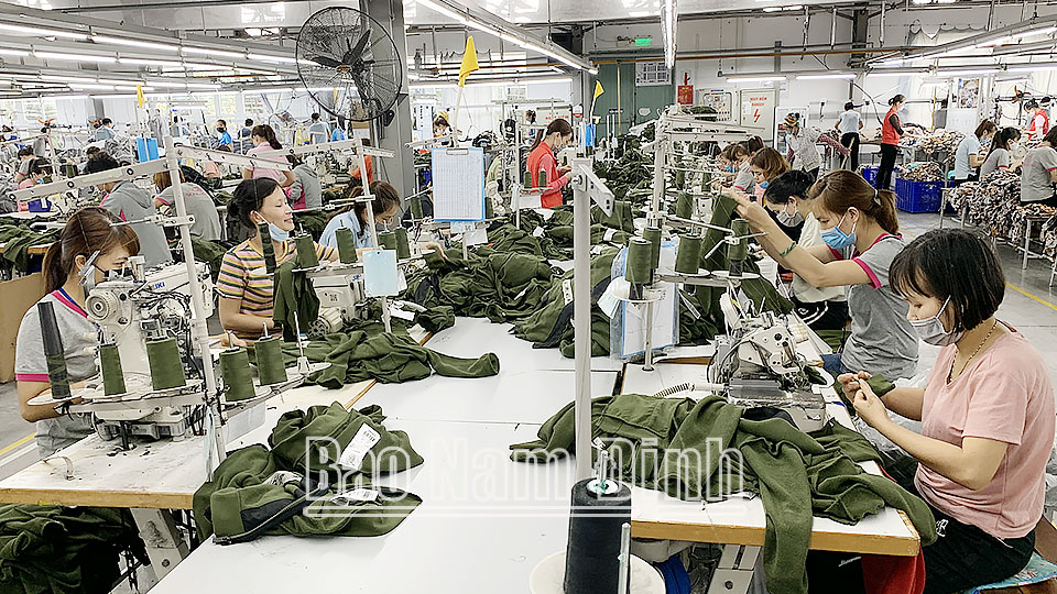 Song Hong Garment Joint Stock Company speeds up production of autumn and winter items for export.