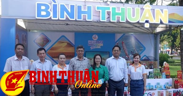 Der stellvertretende Vorsitzende des Volkskomitees der Provinz, Nguyen Minh, besuchte den Stand von Binh Thuan Tourism