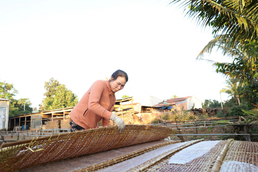 Hoa Nhon rice paper craft village "races" with Tet