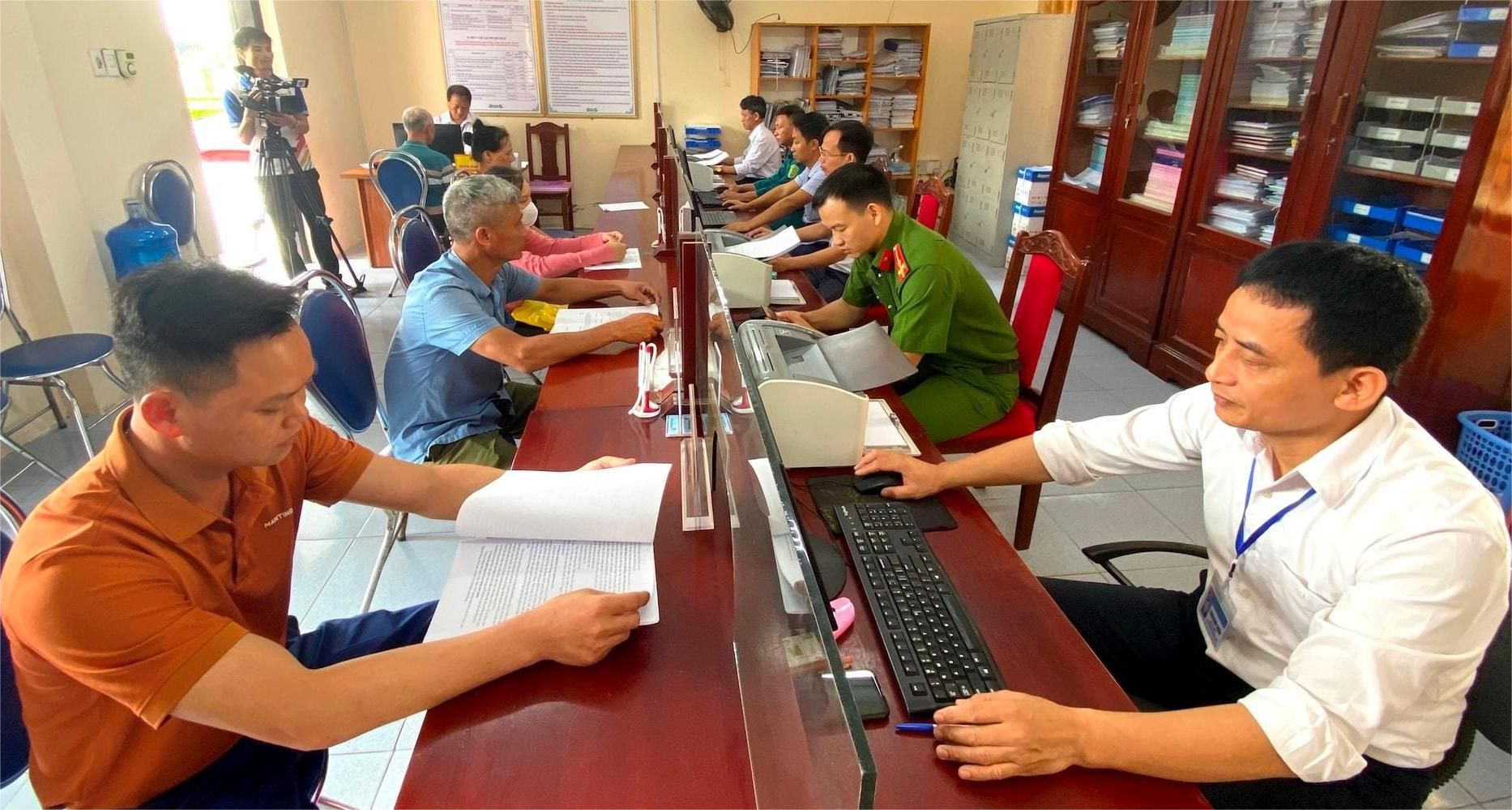 Hai Duong arranges redundant staff after merging communes and wards