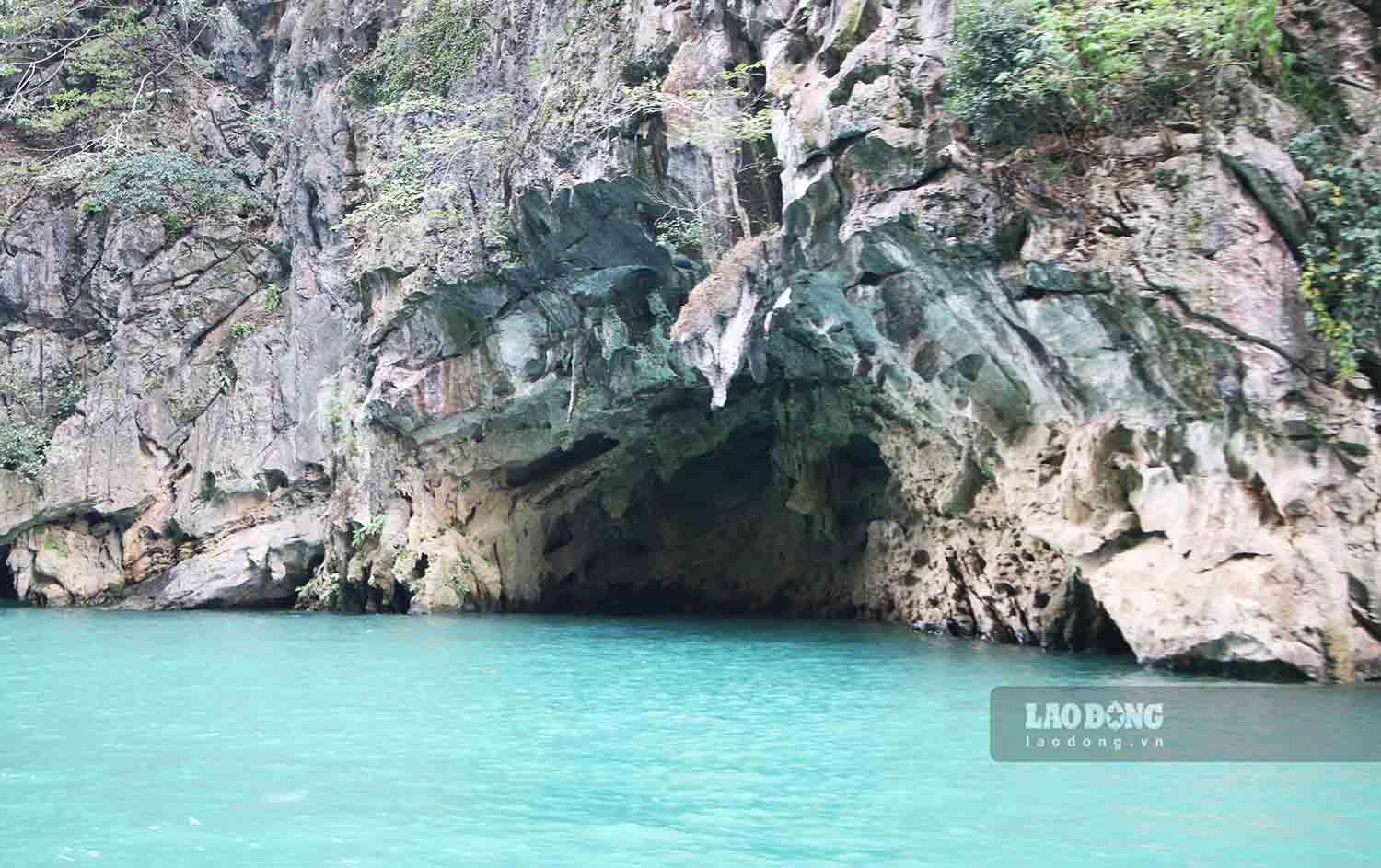 Después del cierre de la presa hidroeléctrica, parte del callejón Tu San quedó sumergido bajo el agua, pero aún se pueden observar rastros de canteras de piedra y pequeñas cuevas.