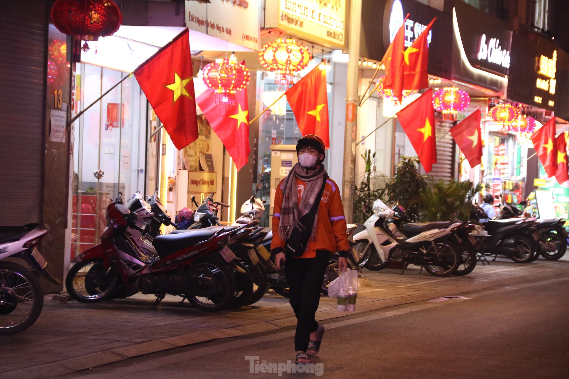 Chaos in der neu eröffneten Food Street in Hanoi Foto 9