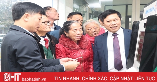 Disadvantaged people in Cam Xuyen are given priority in administrative procedures.