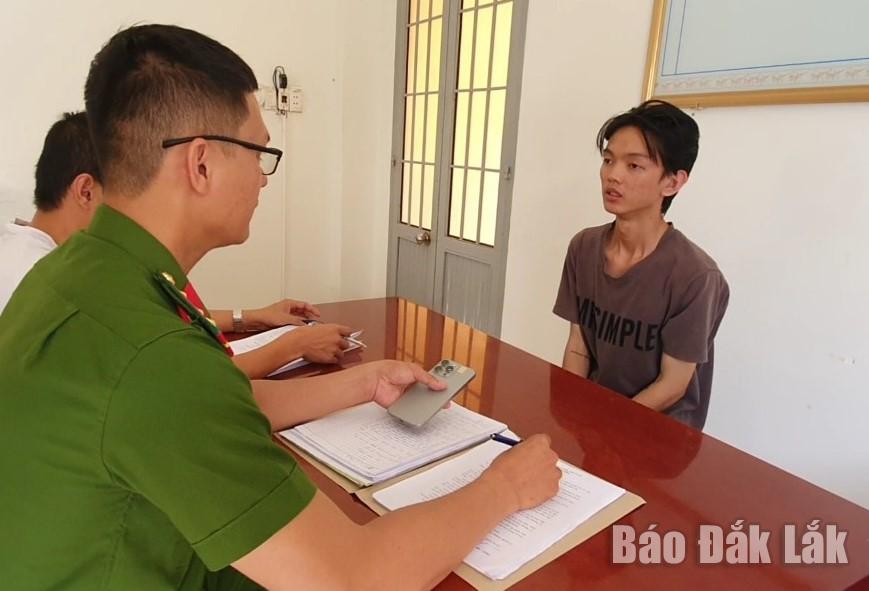 Đối tượng Dương tại trụ sở Công an phường Ea Tam.