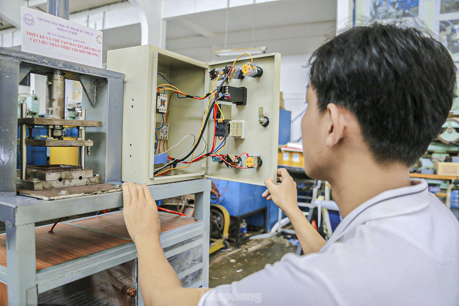 Estudiantes de Da Nang inventan una máquina para prensar platos con materiales ecológicos (foto 7)