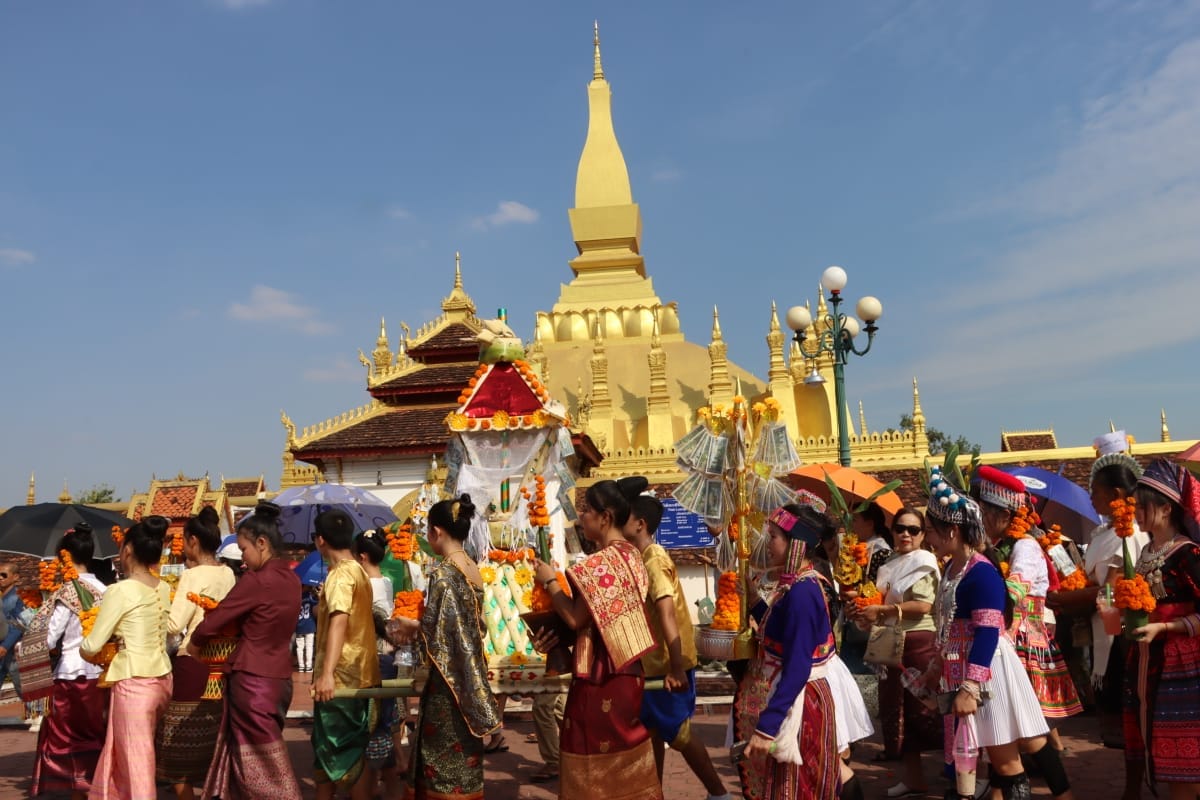 Les Laotiens célèbrent le festival That Luang