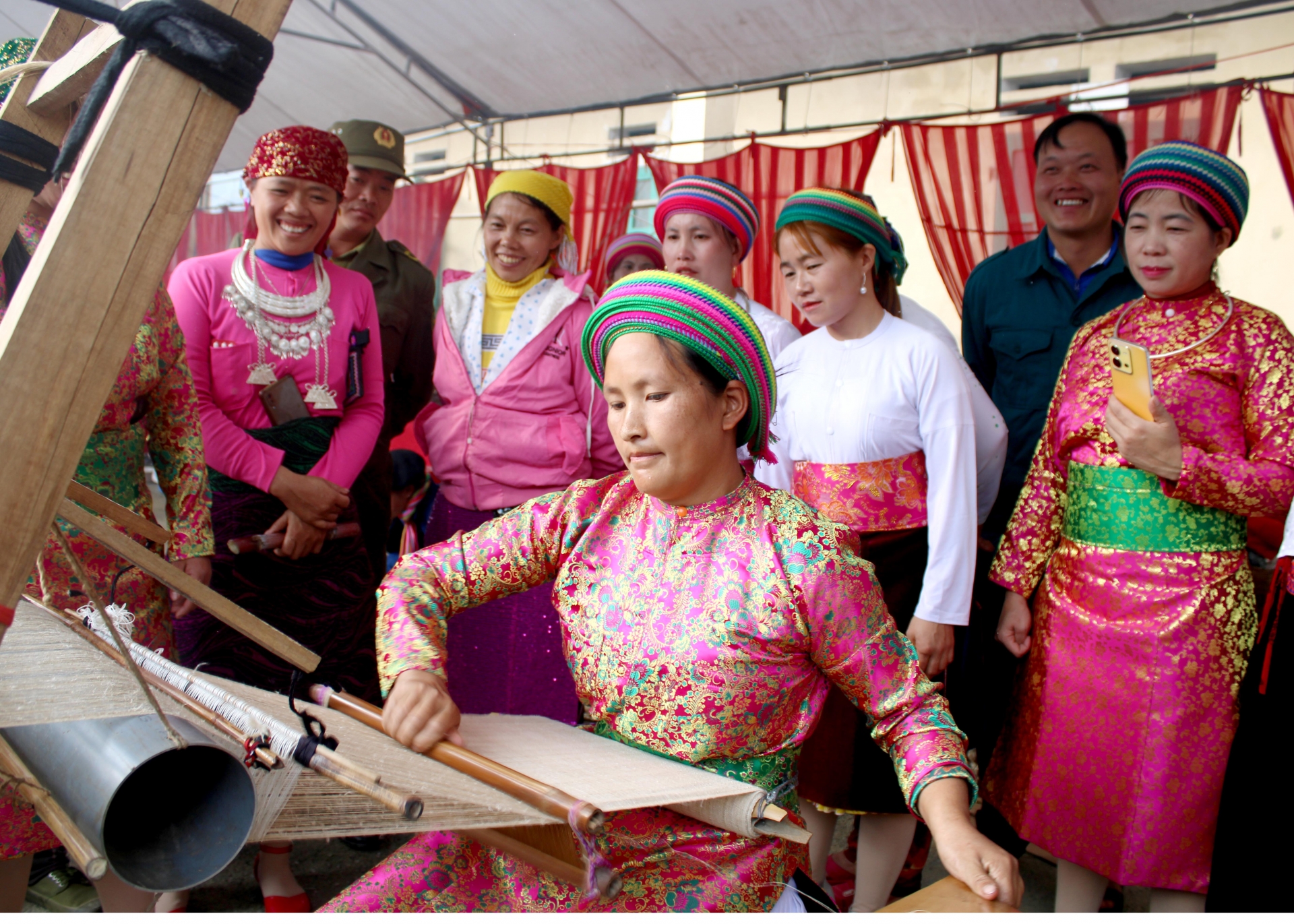 The traditional linen weaving profession of the Mong ethnic group in Thai An commune is preserved to develop tourism.