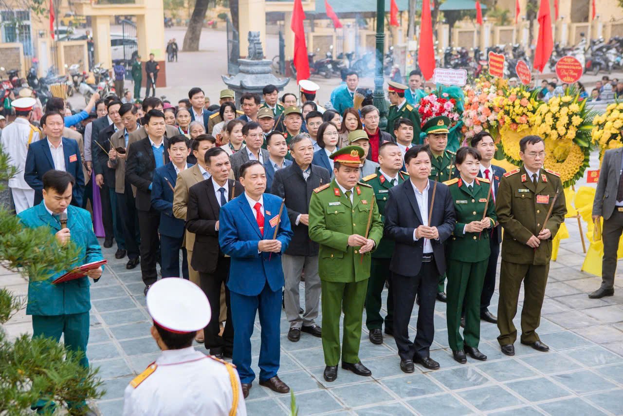 El Banco Militar y el pueblo de Hai Binh honran a los mártires heroicos