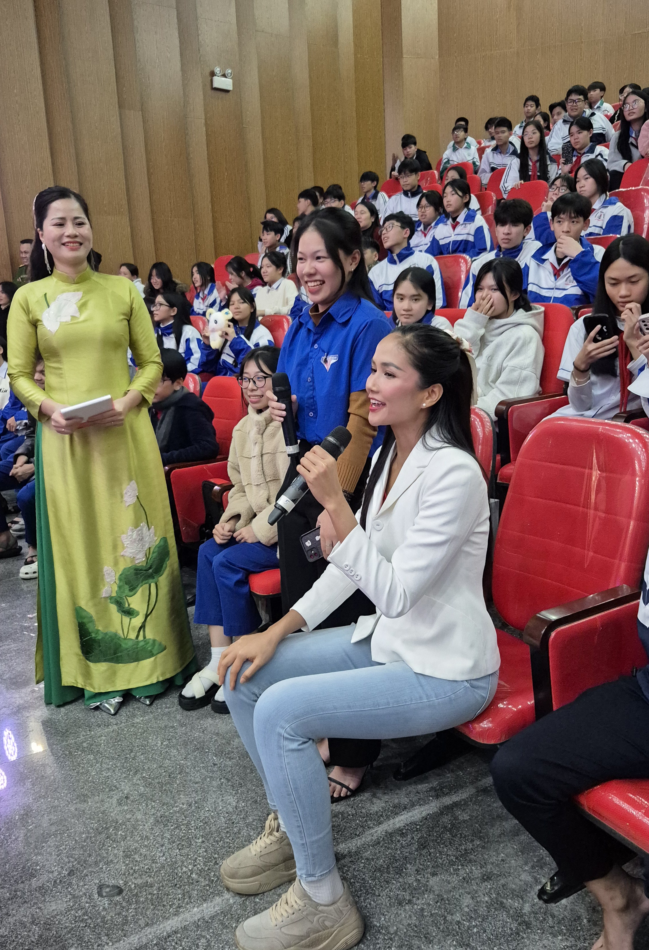 កញ្ញា HHen Nie ចូលរួមក្នុងការទំនាក់ទំនង 