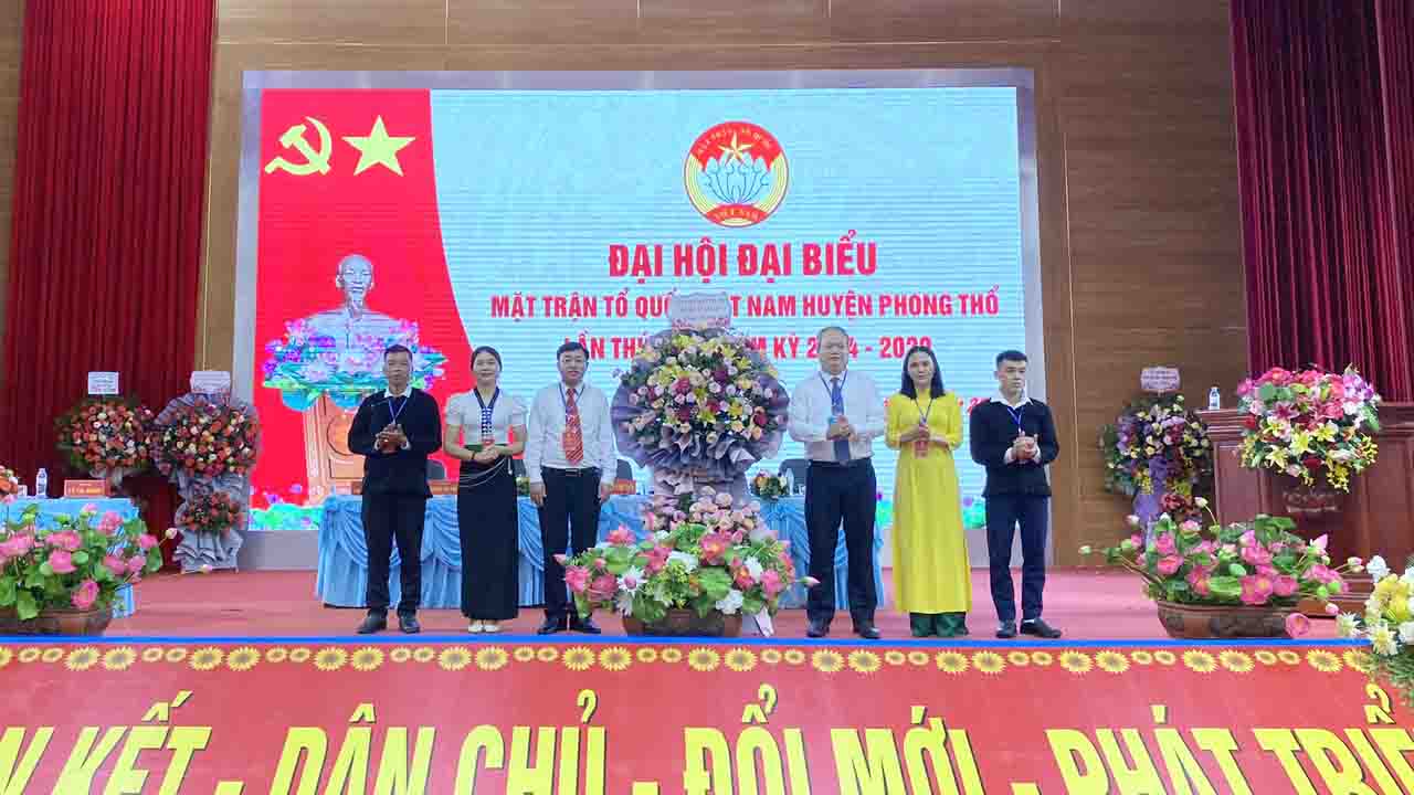 Đồng chí Lê Bá Thành - Phó Chủ tịch Ủy ban MTTQ Việt Nam tỉnh Lai Châu tặng hoa chúc mừng đại hội.