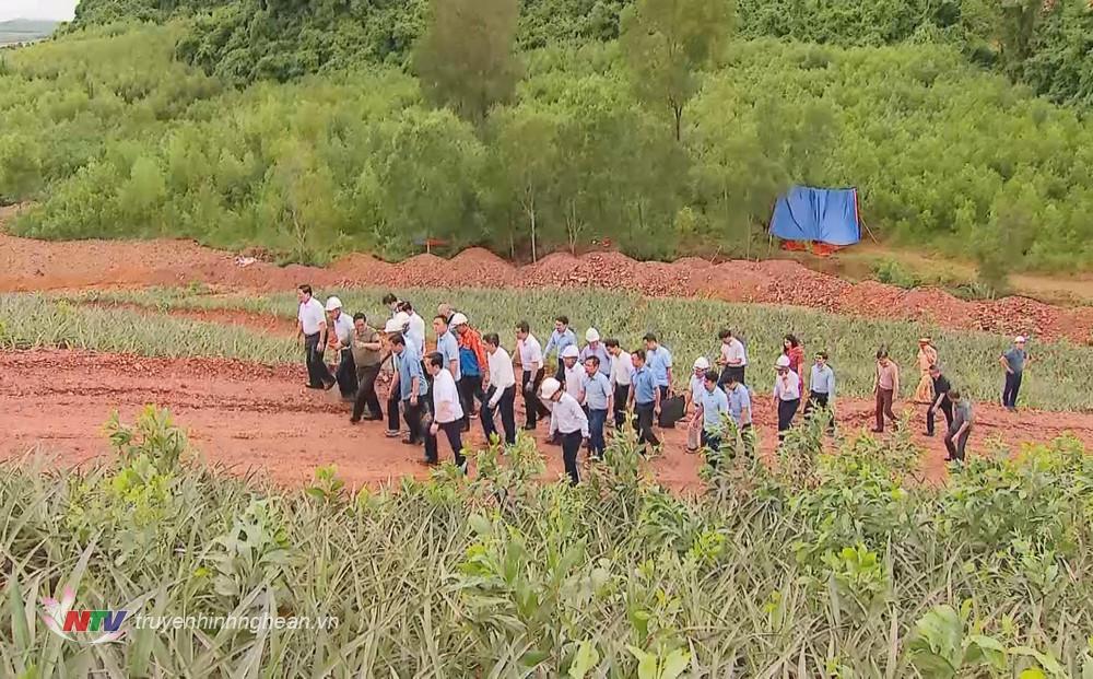 Thủ tướng Chính phủ Phạm Minh Chính đi kiểm tra, đôn đốc thực hiện dự án Đường dây tải điện 500kV mạch 3 Quảng Trạch - Phố Nối, đoạn qua địa bàn tỉnh Nghệ An. 