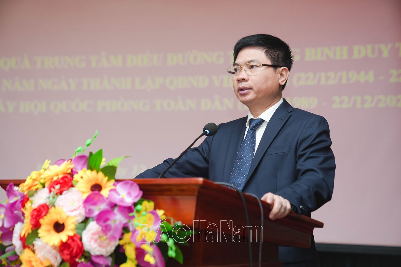 성 인민위원회 위원장 Truong Quoc Huy가 Duy Tien 전상자 간호 센터를 방문하여 선물을 전달했습니다.