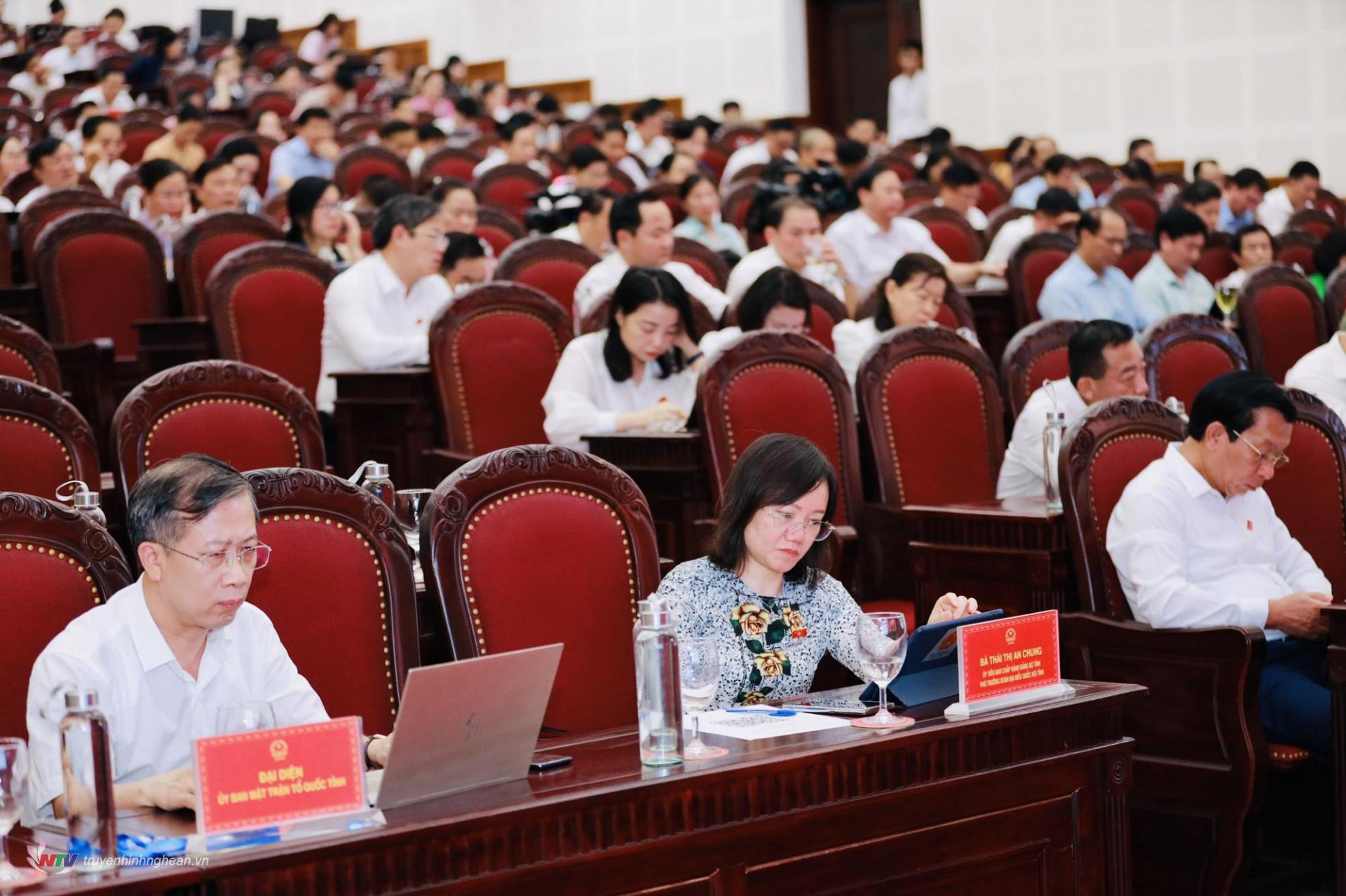 Provincial People's Council delegates attending the meeting.