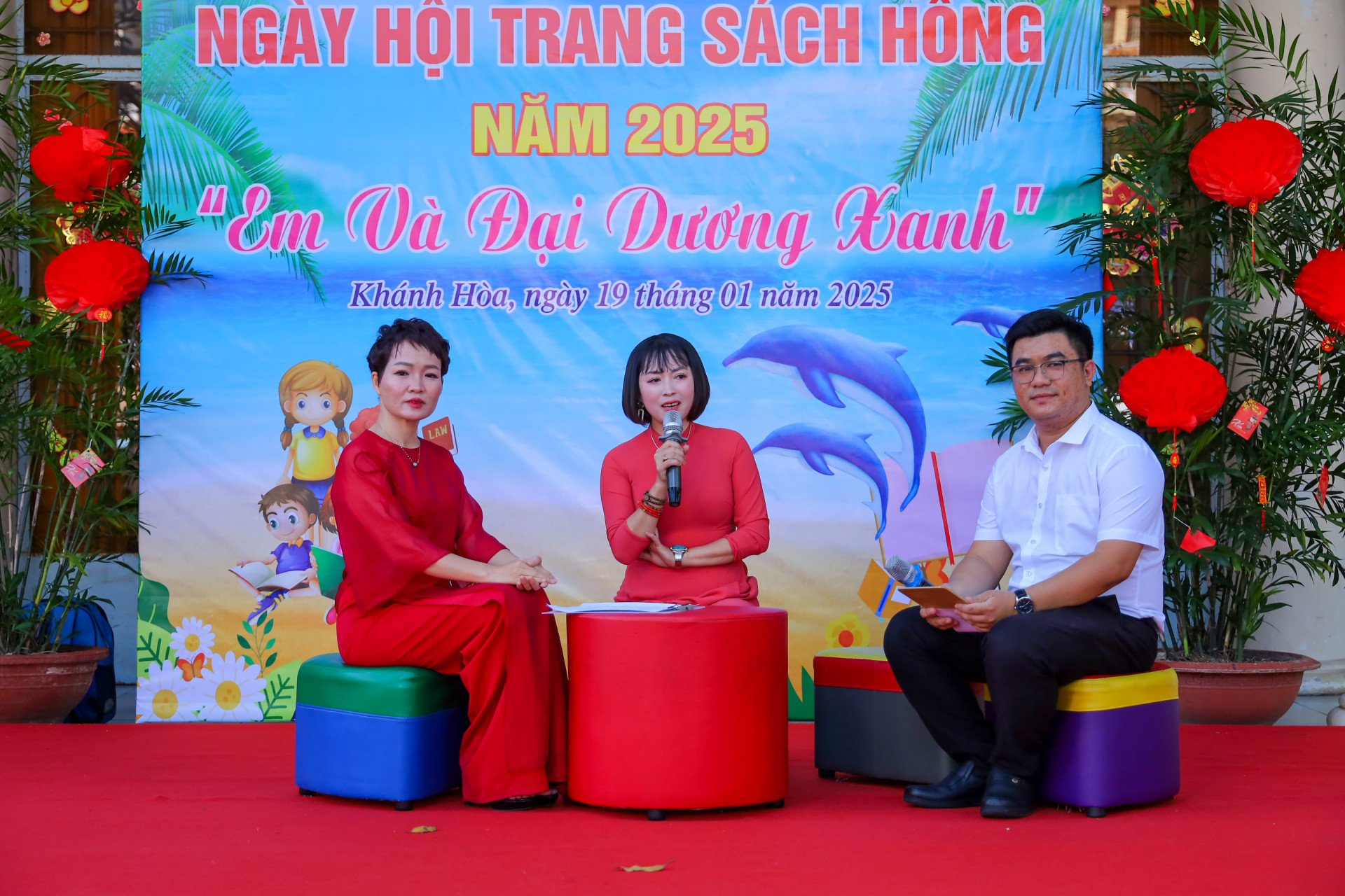 Nhà thơ Bảo Ngọc (giữa) tham gia buổi trò chuyện trong chương trình Ngày hội trang sách hồng.