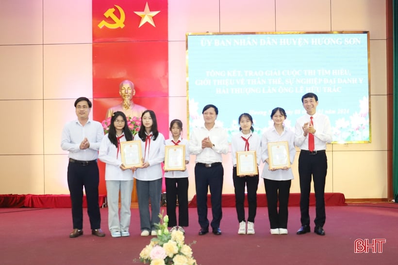 Cérémonie de remise des prix du concours « Découvrir la vie et la carrière du grand médecin Hai Thuong Lan Ong Le Huu Trac »