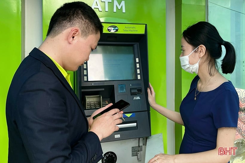 Ha Tinh Bank активно пополняет средства в банкоматах для обслуживания клиентов во время праздника Тет