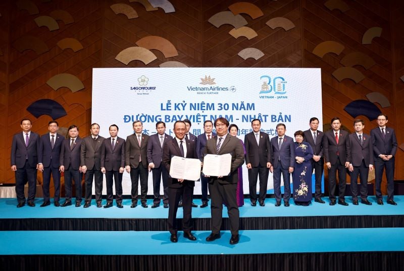 2.4. Under the witness of the National Assembly Chairman and high-ranking delegates of the two countries, Vietnam Airlines exchanged cooperation minutes with Japanese partners.