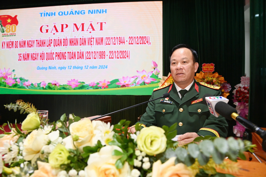 El coronel Khuc Thanh Du, comandante del Comando Militar Provincial, habló en la reunión.