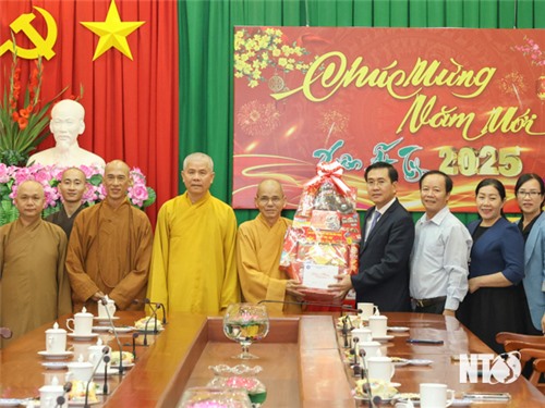 The Executive Committee of the Vietnam Buddhist Sangha of the province visited and wished a happy new year to the Standing Committee of the Provincial Party Committee