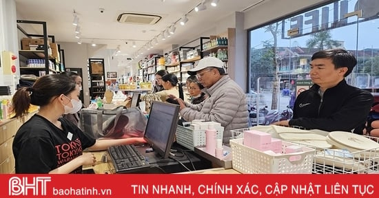 Shopping and entertainment spots in Ha Tinh City are bustling during the New Year holiday