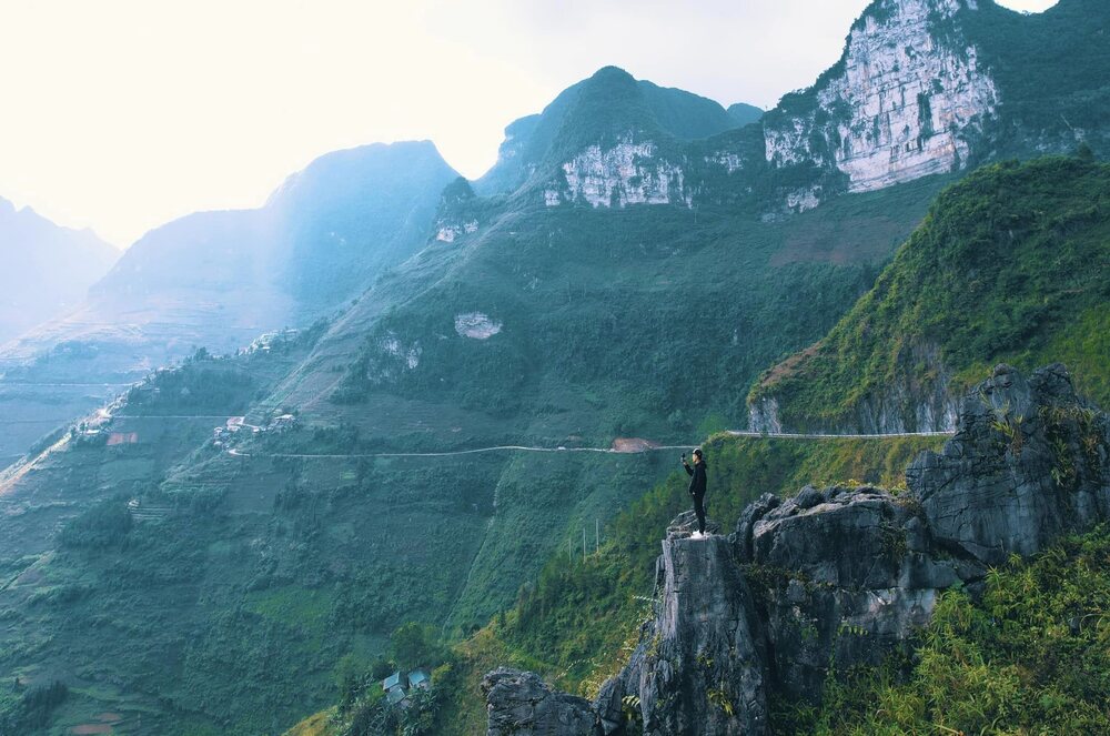 Vách đá trắng nằm trên đường đèo Mã Pí Lèng, giữa xã Pải Lủng và xã Pả Vi huyện Mèo Vạc, tỉnh Hà Giang. Được mệnh danh là vách đá tử thần, nơi đây là địa điểm lý tưởng cho những ai yêu thích mạo hiểm, khám phá vì sự cheo leo và nguy hiểm. Ảnh: NVCC