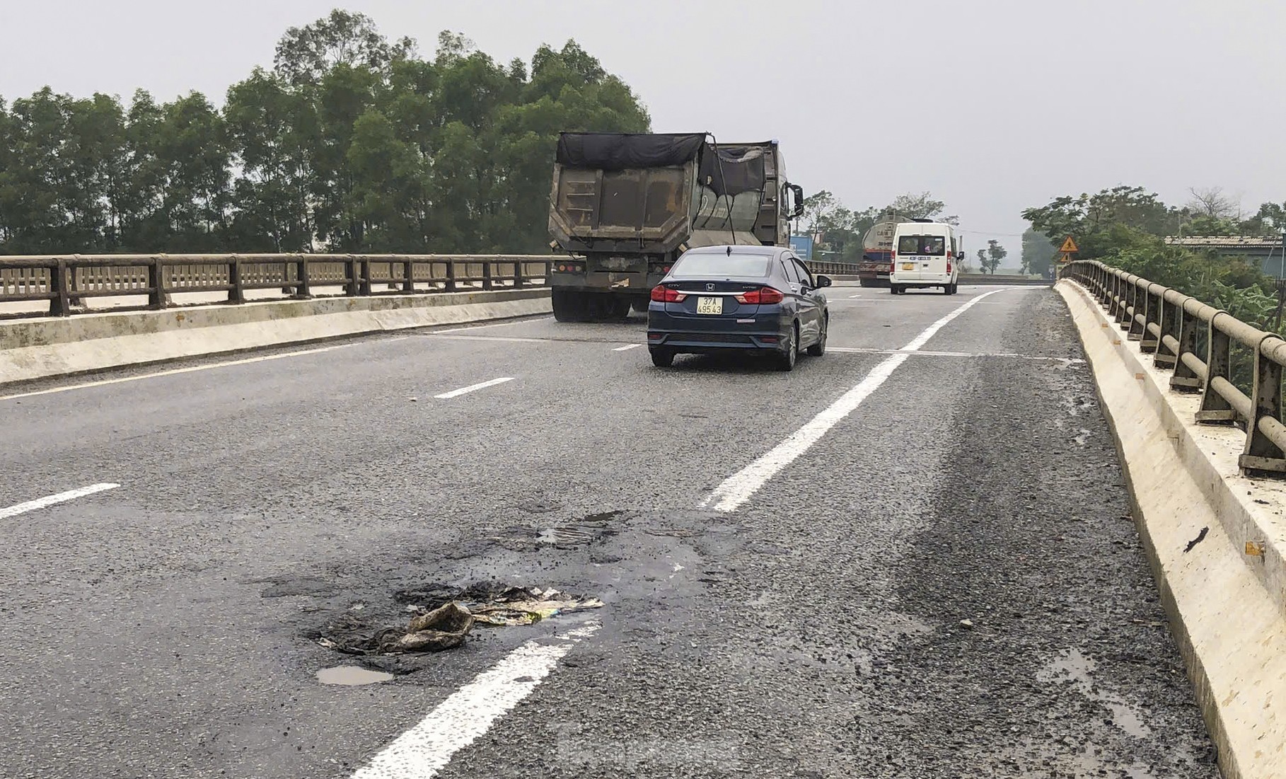 La carretera nacional 1A que pasa por Ha Tinh se 'erosionó' tras la lluvia (foto 5)