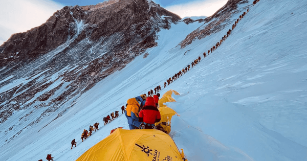 Nepal yêu cầu gắn chip cho người leo núi Everest