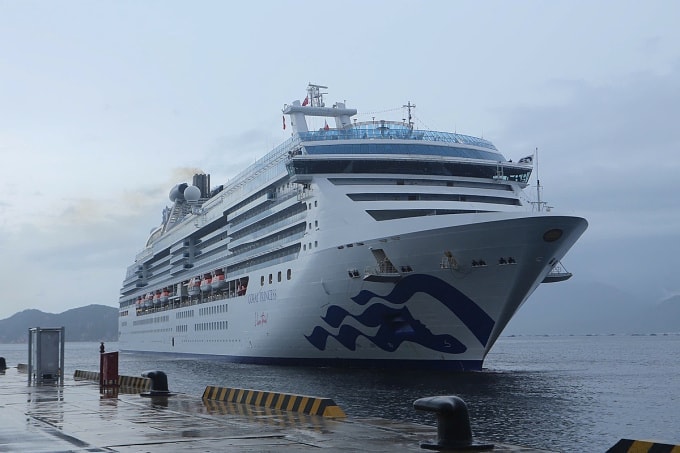 Un navire de croisière pouvant accueillir 2 300 passagers débarque au port international de Cam Ranh