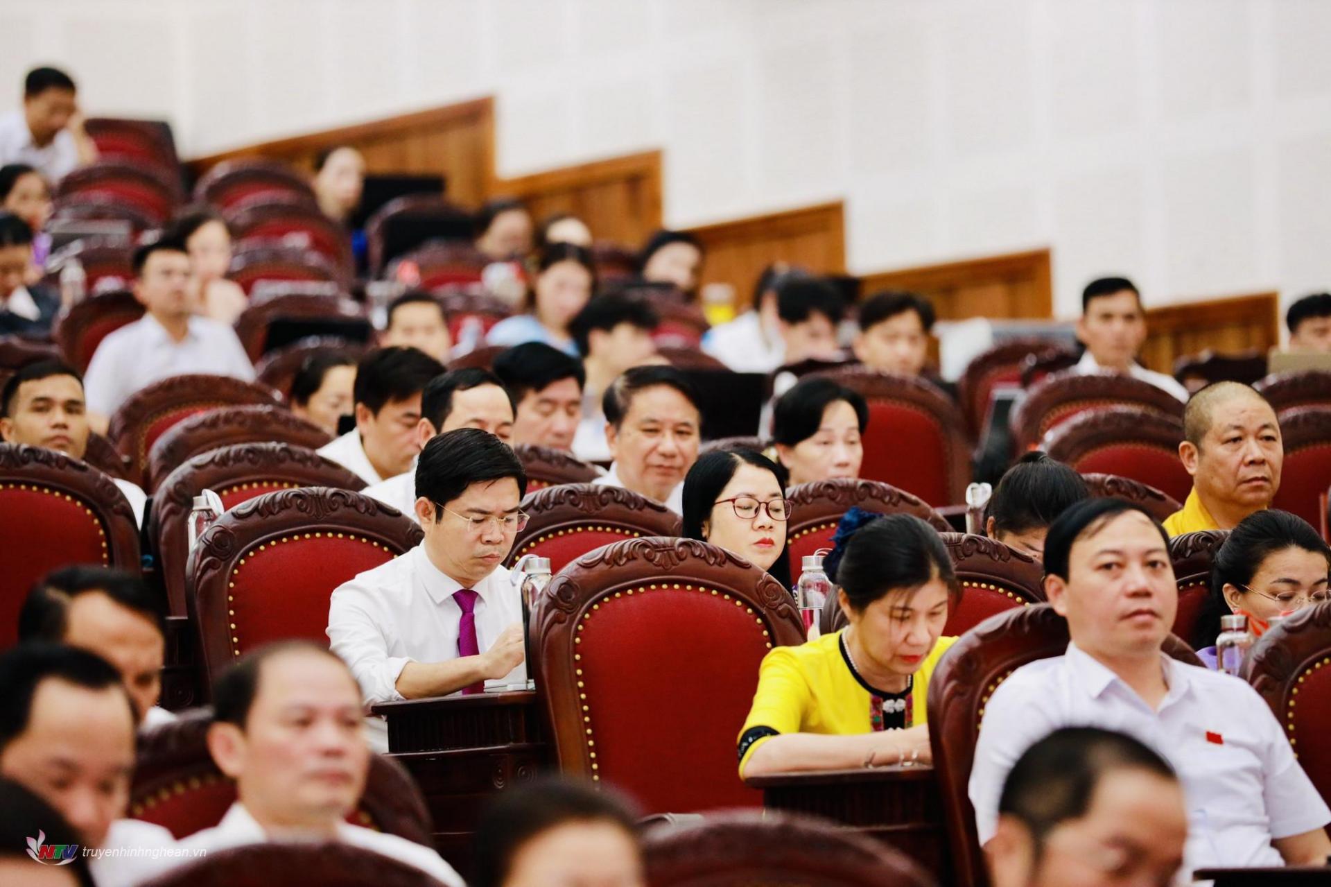 Provincial People's Council delegates attending the meeting.