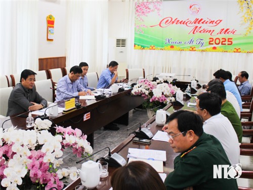 Provincial People's Committee held a meeting to listen to preparations for organizing the Art Performance and Fireworks Show to welcome New Year's Eve